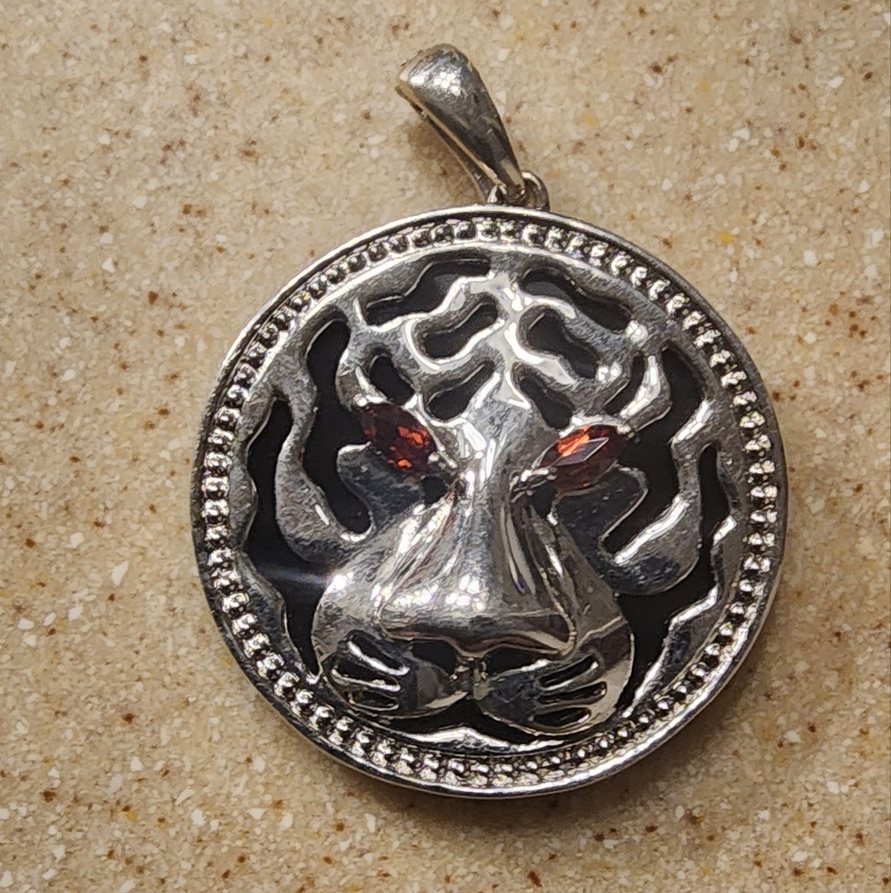 Gorgeous jaguar/lion/tiger pendant
